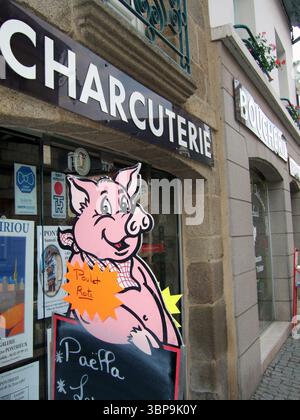 1. JUNI 2020 - St. Malo, Frankreich - Ein französisches Charcuterie-Geschäft in St. Malo, mit einer Pfirsich-Tafel draußen. Stockfoto