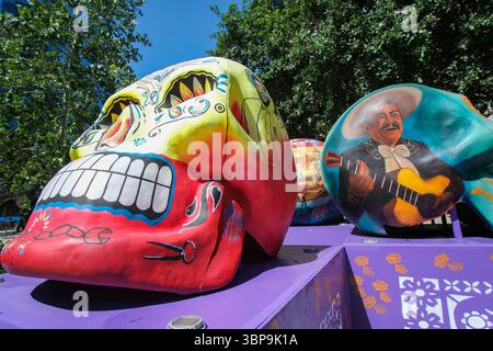 27. MAI 2025 Austin, TX, USA - bunte Straßenskulpturen und Kunstwerke als Teil der Keep Austin Weird Movement. Stockfoto