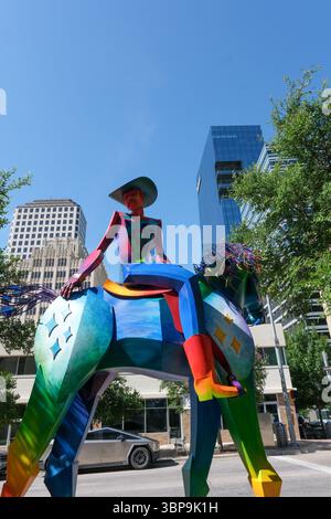 27. MAI 2025 Austin, TX, USA - bunte Straßenskulpturen und Kunstwerke als Teil der Keep Austin Weird Movement. Stockfoto