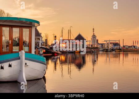 Blick auf den Hafen bei Sonnenuntergang in der historischen Stadt Harderwijk in Gelderland, Niederlande Stockfoto