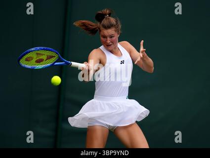 Ruby Cooling während ihres Girls' Singles-Spiels gegen Rositsa Dencheva am 8. Tag der Wimbledon Championships 2025 im All England Lawn Tennis and Croquet Club in London. Bilddatum: Montag, 7. Juli 2025. Stockfoto