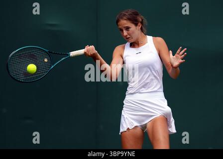 Rositsa Dencheva während ihres Girls' Singles Matches gegen Ruby Cooling am 8. Tag der Wimbledon Championships 2025 im All England Lawn Tennis and Croquet Club in London. Bilddatum: Montag, 7. Juli 2025. Stockfoto