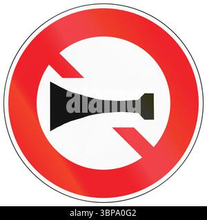 Regulatorisches Straßenschild in Kambodscha - kein Hupen. Stockfoto
