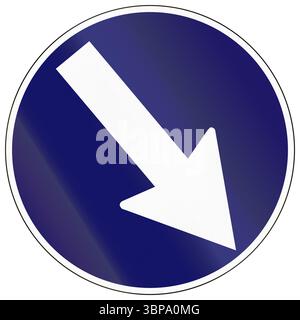 Straßenschild in Kambodscha - halten Sie sich rechts. Stockfoto