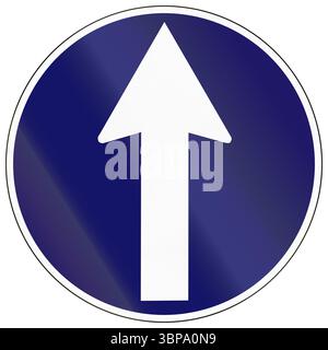 Verkehrsschild in Kambodscha - nur geradeaus. Stockfoto