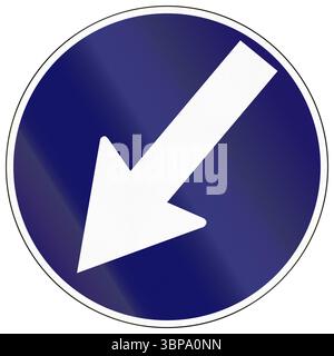 Straßenschild in Kambodscha - Halten Sie sich links. Stockfoto