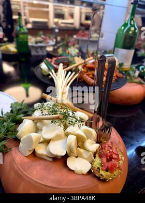 Verschiedene Käsesorten, All-Inclusive-Restaurant. Gesunde Ernährung, Proteinquelle, und Urlaub Dining. Stockfoto