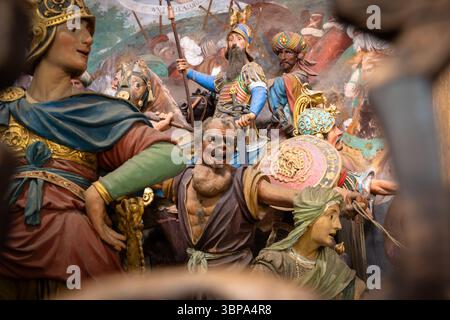 Farbenfrohe Skulptur, die eine mittelalterliche Schlachtszene mit mehreren Figuren darstellt Stockfoto