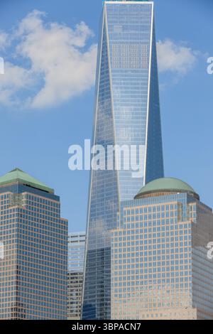 Blick auf Lower Manhattan und das Finanzviertel, dominiert vom fast fertiggestellten 1 World Trade Center (Freedom Tower) Stockfoto
