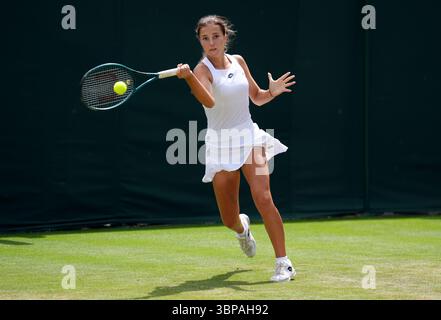 Rositsa Dencheva während ihres Girls' Singles Matches gegen Ruby Cooling am 8. Tag der Wimbledon Championships 2025 im All England Lawn Tennis and Croquet Club in London. Bilddatum: Montag, 7. Juli 2025. Stockfoto