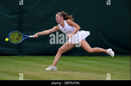 Ruby Cooling während ihres Girls' Singles-Spiels gegen Rositsa Dencheva am 8. Tag der Wimbledon Championships 2025 im All England Lawn Tennis and Croquet Club in London. Bilddatum: Montag, 7. Juli 2025. Stockfoto