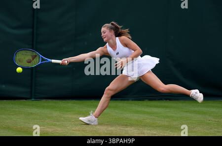 Ruby Cooling während ihres Girls' Singles-Spiels gegen Rositsa Dencheva am 8. Tag der Wimbledon Championships 2025 im All England Lawn Tennis and Croquet Club in London. Bilddatum: Montag, 7. Juli 2025. Stockfoto