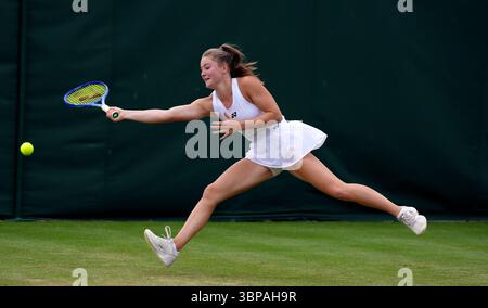 Ruby Cooling während ihres Girls' Singles-Spiels gegen Rositsa Dencheva am 8. Tag der Wimbledon Championships 2025 im All England Lawn Tennis and Croquet Club in London. Bilddatum: Montag, 7. Juli 2025. Stockfoto