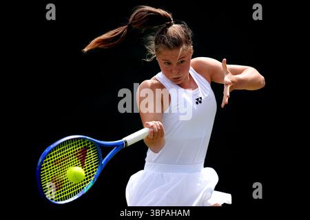 Ruby Cooling während ihres Girls' Singles-Spiels gegen Rositsa Dencheva am 8. Tag der Wimbledon Championships 2025 im All England Lawn Tennis and Croquet Club in London. Bilddatum: Montag, 7. Juli 2025. Stockfoto