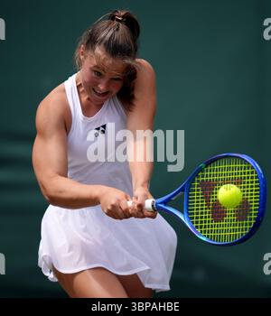 Ruby Cooling während ihres Girls' Singles-Spiels gegen Rositsa Dencheva am 8. Tag der Wimbledon Championships 2025 im All England Lawn Tennis and Croquet Club in London. Bilddatum: Montag, 7. Juli 2025. Stockfoto