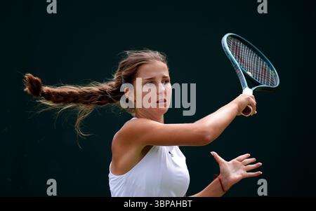 Rositsa Dencheva während ihres Girls' Singles Matches gegen Ruby Cooling am 8. Tag der Wimbledon Championships 2025 im All England Lawn Tennis and Croquet Club in London. Bilddatum: Montag, 7. Juli 2025. Stockfoto