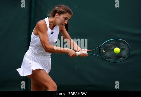 Rositsa Dencheva während ihres Girls' Singles Matches gegen Ruby Cooling am 8. Tag der Wimbledon Championships 2025 im All England Lawn Tennis and Croquet Club in London. Bilddatum: Montag, 7. Juli 2025. Stockfoto