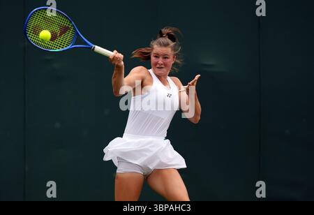 Ruby Cooling während ihres Girls' Singles-Spiels gegen Rositsa Dencheva am 8. Tag der Wimbledon Championships 2025 im All England Lawn Tennis and Croquet Club in London. Bilddatum: Montag, 7. Juli 2025. Stockfoto