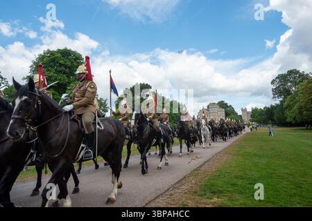 Windsor, Berkshire, Großbritannien. Juli 2025. Militär auf dem langen Weg. Es war heute ein geschäftiger Morgen in Windsor, Berkshire, als heute die Probe für den Staatsbesuch des französischen Präsidenten Emmanuel Macron stattfand. Der eigentliche Staatsbesuch findet morgen in WINDSOR CASTLE statt, wo Macron und seine Frau Brigitte Macron König Karl III. Und Königin Camilla sowie anderen Mitgliedern der Königsfamilie, einschließlich dem Herzog und der Herzogin von Wales, angehören. Die Königliche Partei fährt in Kutschen durch die Stadt, begleitet von Militär, und dann nach Windsor Castle. Quelle: Maureen McLean/Alamy Live News Stockfoto