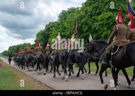 Windsor, Berkshire, Großbritannien. Juli 2025. Militär auf dem langen Weg. Es war heute ein geschäftiger Morgen in Windsor, Berkshire, als heute die Probe für den Staatsbesuch des französischen Präsidenten Emmanuel Macron stattfand. Der eigentliche Staatsbesuch findet morgen in WINDSOR CASTLE statt, wo Macron und seine Frau Brigitte Macron König Karl III. Und Königin Camilla sowie anderen Mitgliedern der Königsfamilie, einschließlich dem Herzog und der Herzogin von Wales, angehören. Die Königliche Partei fährt in Kutschen durch die Stadt, begleitet von Militär, und dann nach Windsor Castle. Quelle: Maureen McLean/Alamy Live News Stockfoto