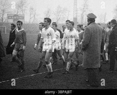 60er Jahre, Sport, Fußball, Bundesliga, 1964/1965, 21.11.1964, FC Schalke 04 vs. 1. FC Köln 2:3, Stadion Glueckauf Kampfbahn, Spieler verlassen das Spielfeld, sichtbar f.l.t.r. Reinhard Libuda (S04), Karl Heinz Bechmann (S04), Wolfgang Overath (FC), Hans Schaefer (FC), Matthias Hemmersbach (FC), Anton Regh (FC), Günther Herrmann (S04), Torhüter Fritz Ebert (FC) Stockfoto
