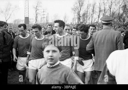 60er Jahre, Sport, Fußball, Bundesliga, 1964/1965, 03.04.1965, FC Schalke 04 gegen Werder Bremen 1:0, Stadion Glueckauf Kampfbahn in Gelsenkirchen, Ende des Spiels, Spieler verlassen das Feld, f.l.t.r. Willi Koslowski (S04), Reinhard Libuda (S04), Harald Klose (S04), Waldemar Gerhardt (S04), Hans Nowak (S04) Stockfoto
