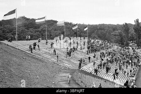 Sixties, Football, Freundschaftsspiel, 1965/1966, 24.07.1965, Stadion am Uhlenkrug in Essen, ETB Schwarz-Weiss Essen vs. SV Werder Bremen 1-3, Besucher und Fußballfans auf Standterrassen Stockfoto