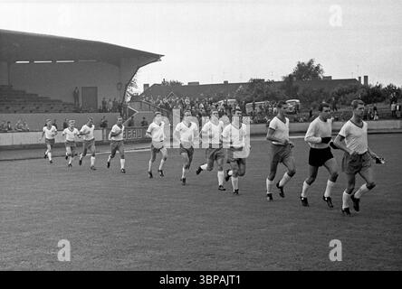 Sixties, Football, Freundschaftsspiel, 1965/1966, 24.07.1965, Stadion am Uhlenkrug in Essen, ETB Schwarz-Weiss Essen vs. SV Werder Bremen 1-3, Running-in der Bremer Mannschaft, f.l.t.r. Gerhard Zebrowski, Diethelm Ferner, Horst Dieter Hoettges, Klaus Haenel, Heinz Steinmann, Helmut Jagielski, Klaus Matischak, Josef Piontek, Max Lorenz, Günter Bernard, Arnold Schuetz Stockfoto
