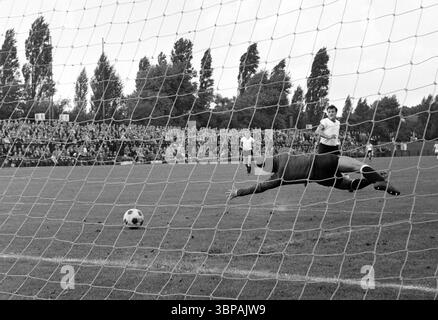 60er Jahre, Sport, Fußball, Freundschaftsspiel, 1965/1966, 01.08.1965, Jahn-Stadion in Bottrop, VfB Bottrop vs. Meidericher SV 0:2, Spielort, Tor zu Duisburg, Torhüter Fred Werner Bockholt ist kanzellos Stockfoto