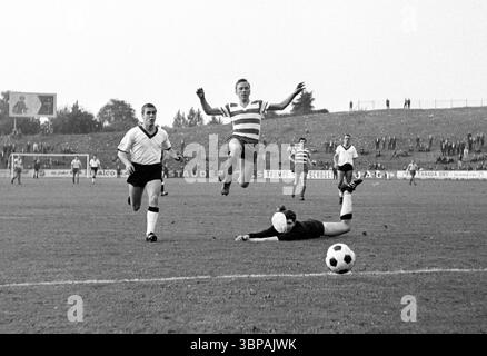 60er Jahre, Sport, Fußball, Freundschaftsspiel, 1965, 04.08.1965, Stadion am Uhlenkrug in Essen, ETB Schwarz-Weiss Essen vs. Meidericher SV 2-1, Spielszene, f.l.t.r. Günter Leufgen (ETB), Werner Kraemer (MSV), Torwart (ETB), Heinz van Haaren (MSV), Axel Kiefer (ETB) Stockfoto