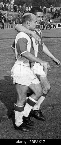 60er Jahre, Sport, Fußball, Regionalliga West, 1965/1966, Westfalia Herne vs. Fortuna Düsseldorf 2:3, Stadion Schloss Struenkede in Herne, 29.08.1965, nach dem Sieg verließ Karl Hoffmann (Fortuna) und Horst Haefner (Fortuna) den Spielplatz Stockfoto