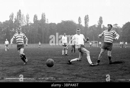 60er Jahre, Betriebssport, Fußball, GHH Gutehoffnungshuette vs. AEG Allgemeine Elektricitaets-Gesellschaft 5-0, 02.10.1965, Volkspark Stadion Sterkrade, Oberhausen, Oberhausen-Sterkrade, Ruhrgebiet, Nordrhein-Westfalen, NRW, Schauplatz des Spiels Stockfoto