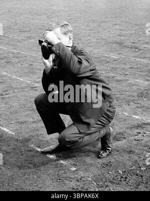 60er Jahre, Betriebssport, Fußball, GHH Gutehoffnungshuette vs. AEG Allgemeine Elektricitaets-Gesellschaft 5-0, 02.10.1965, Volkspark Stadion Sterkrade, Oberhausen, Oberhausen-Sterkrade, Ruhrgebiet, Nordrhein-Westfalen, NRW, Stadionbesucher, junger Mann mit Kamera macht Erinnerungsfotos Stockfoto
