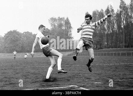 60er Jahre, Betriebssport, Fußball, GHH Gutehoffnungshuette vs. AEG Allgemeine Elektricitaets-Gesellschaft 5-0, 02.10.1965, Volkspark Stadion Sterkrade, Oberhausen, Oberhausen-Sterkrade, Ruhrgebiet, Nordrhein-Westfalen, NRW, Schauplatz des Spiels Stockfoto