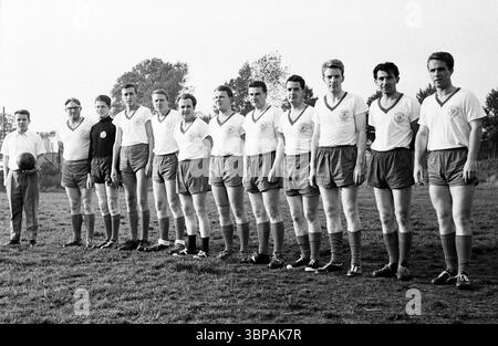 60er Jahre, Firmensport, Fußball, GHH Gutehoffnungshuette, Match Industriebau vs. Stahlbau im September 1965, Oberhausen, Oberhausen-Sterkrade, Ruhrgebiet, Nordrhein-Westfalen, NRW, Teamschuss Stockfoto