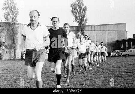 60er Jahre, Firmensport, Fußball, GHH Gutehoffnungshuette, Match Industriebau vs. Stahlbau im September 1965, Oberhausen, Oberhausen-Sterkrade, Ruhrgebiet, Nordrhein-Westfalen, NRW, Team-Running-in Stockfoto