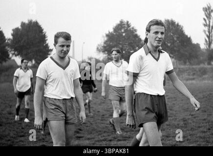 60er Jahre, Firmensport, Fußball, GHH Gutehoffnungshuette, Match Industriebau vs. Stahlbau im September 1965, Oberhausen, Oberhausen-Sterkrade, Ruhrgebiet, Nordrhein-Westfalen, NRW, Ende des Spiels, Spieler verlassen den Spielplatz Stockfoto