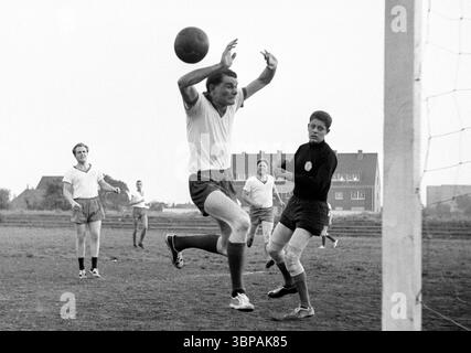 60er Jahre, Firmensport, Fußball, GHH Gutehoffnungshuette, Match Industriebau vs. Stahlbau im September 1965, Oberhausen, Oberhausen-Sterkrade, Ruhrgebiet, Nordrhein-Westfalen, NRW, Schauplatz des Spiels Stockfoto
