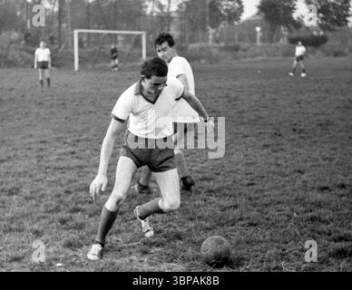 60er Jahre, Firmensport, Fußball, GHH Gutehoffnungshuette, Match Industriebau vs. Stahlbau im September 1965, Oberhausen, Oberhausen-Sterkrade, Ruhrgebiet, Nordrhein-Westfalen, NRW, Schauplatz des Spiels Stockfoto