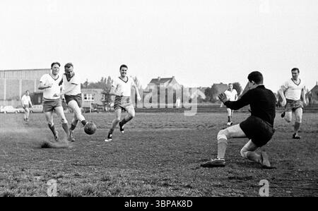 60er Jahre, Firmensport, Fußball, GHH Gutehoffnungshuette, Match Industriebau vs. Stahlbau im September 1965, Oberhausen, Oberhausen-Sterkrade, Ruhrgebiet, Nordrhein-Westfalen, NRW, Schauplatz des Spiels Stockfoto