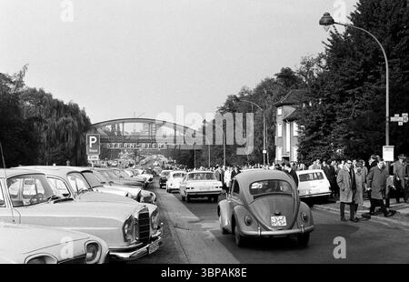 60er Jahre, Sport, Fußball, Regionalliga West, 1965/1966, ETB Schwarz-Weiss Essen vs. Rot-Weiss Essen 1-2, Stadion am Uhlenkrug in Essen, 17.10.1965, Verkehr, Autos und Besucher auf dem Weg zum Stadion Stockfoto
