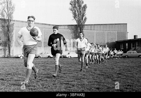 60er Jahre, Firmensport, Fußball, GHH Gutehoffnungshuette, Match Industriebau vs. Stahlbau im September 1965, Oberhausen, Oberhausen-Sterkrade, Ruhrgebiet, Nordrhein-Westfalen, NRW, Team-Running-in Stockfoto