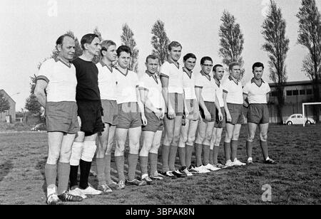 60er Jahre, Firmensport, Fußball, GHH Gutehoffnungshuette, Match Industriebau vs. Stahlbau im September 1965, Oberhausen, Oberhausen-Sterkrade, Ruhrgebiet, Nordrhein-Westfalen, NRW, Teamschuss Stockfoto
