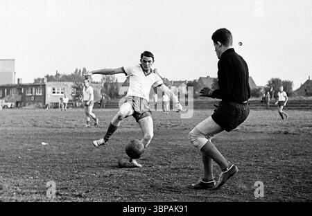 60er Jahre, Firmensport, Fußball, GHH Gutehoffnungshuette, Match Industriebau vs. Stahlbau im September 1965, Oberhausen, Oberhausen-Sterkrade, Ruhrgebiet, Nordrhein-Westfalen, NRW, Schauplatz des Spiels Stockfoto