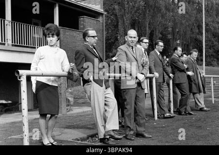 60er Jahre, Betriebssport, Fußball, GHH Gutehoffnungshuette vs. AEG Allgemeine Elektricitaets-Gesellschaft 5-0, 02.10.1965, Volkspark Stadion Sterkrade, Oberhausen, Oberhausen-Sterkrade, Ruhrgebiet, Nordrhein-Westfalen, NRW, Besucher im Stadion Stockfoto
