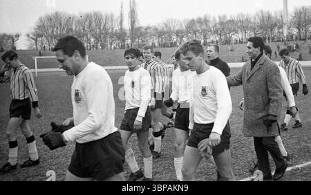 60er Jahre, Sport, Fußball, Regionalliga West, 1965/1966, Eintracht Duisburg vs. Alemannia Aachen 3-2, 09.01.1966, Wedau Stadium in Duisburg, Spielende, Duisburger und Aachen Spieler verlassen den Spielplatz Stockfoto
