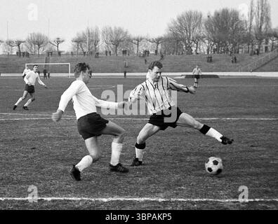 60er Jahre, Sport, Fußball, Regionalliga West, 1965/1966, Eintracht Duisburg vs. Alemannia Aachen 3-2, 09.01.1966, Wedau Stadium in Duisburg, Spielort, Alfred Glenski (Aachen) rechts und Duisburger Spieler Stockfoto