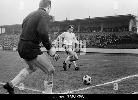 60er Jahre, Sport, Fußball, Regionalliga West, 1965/1966, rot-Weiss Oberhausen gegen Alemannia Aachen 2-3, 30.01.1966, Niederrhein-Stadion in Oberhausen, Spielort, Torhüter Helmut Traska (RWO) links und Friedhelm Kobluhn (RWO) Stockfoto