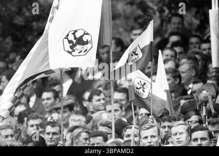 60er Jahre, Sport, Fußball, Bundesliga, 1965/1966, Stadion Rote Erde in Dortmund, BVB Borussia Dortmund vs. TSV 1860 München 0-2, 21.05.1966, Zuschauer und Fußballfans mit Vereinsflaggen von 1860 München im Stadion Stockfoto