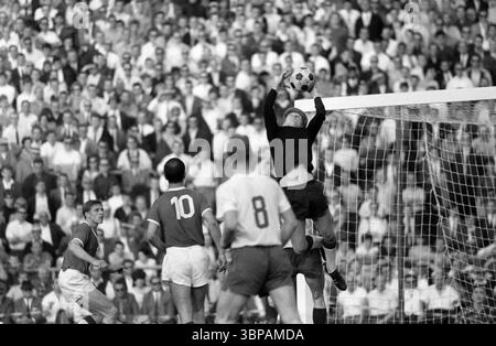 60er Jahre, Sport, Fußball, Regionalliga West, Regionalliga verklagt, 1965/1966, Aufstiegsspiel zur Bundesliga 1966/1967, Fortuna Düsseldorf gegen Kickers Offenbach 2-0, 04.06.1966, Rheinstadion Düsseldorf, Torraum, f.l.t.r. Alfred Resenberg (Kickers), Manfred Erber (Kickers), Torhüter Wolfgang Mühlschwein (Kickers) Stockfoto